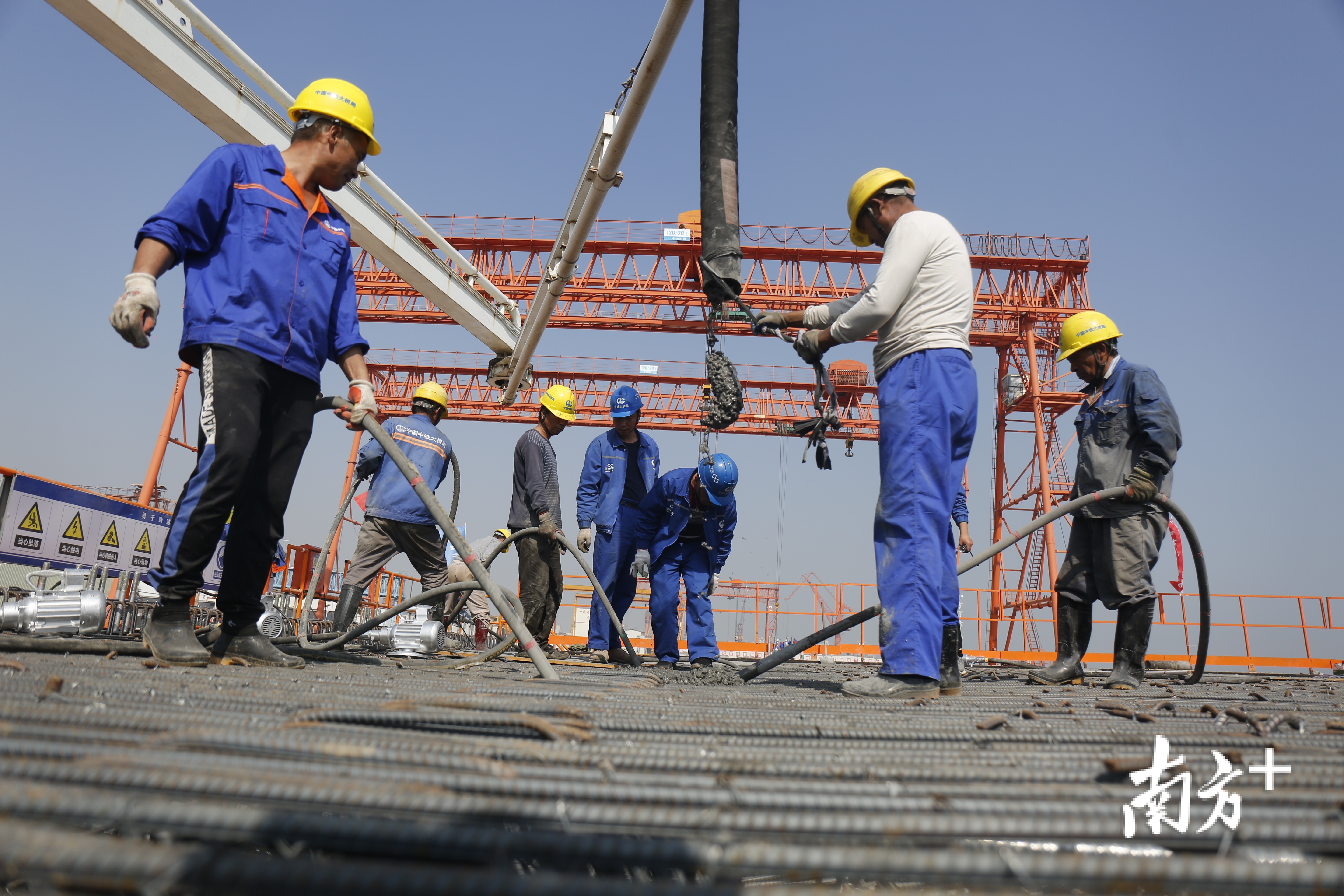 2月2日，中铁大桥局深中通道项目S07合同段智慧梁场内，深中通道首榀60米混凝土箱梁开始浇筑。