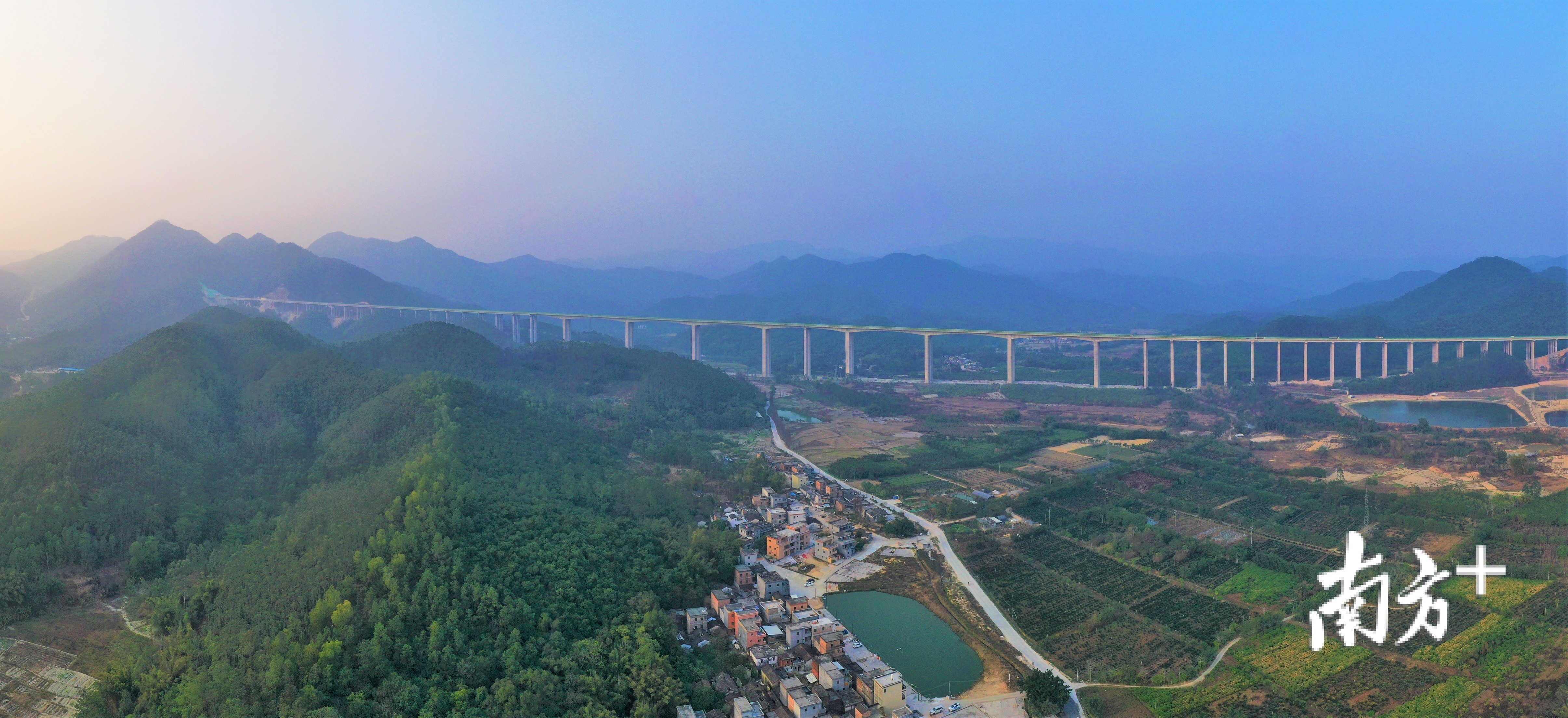 开春高速横贯东西，穿过绵延起伏百余公里的大山。 南方日报记者 杨兴乐 摄