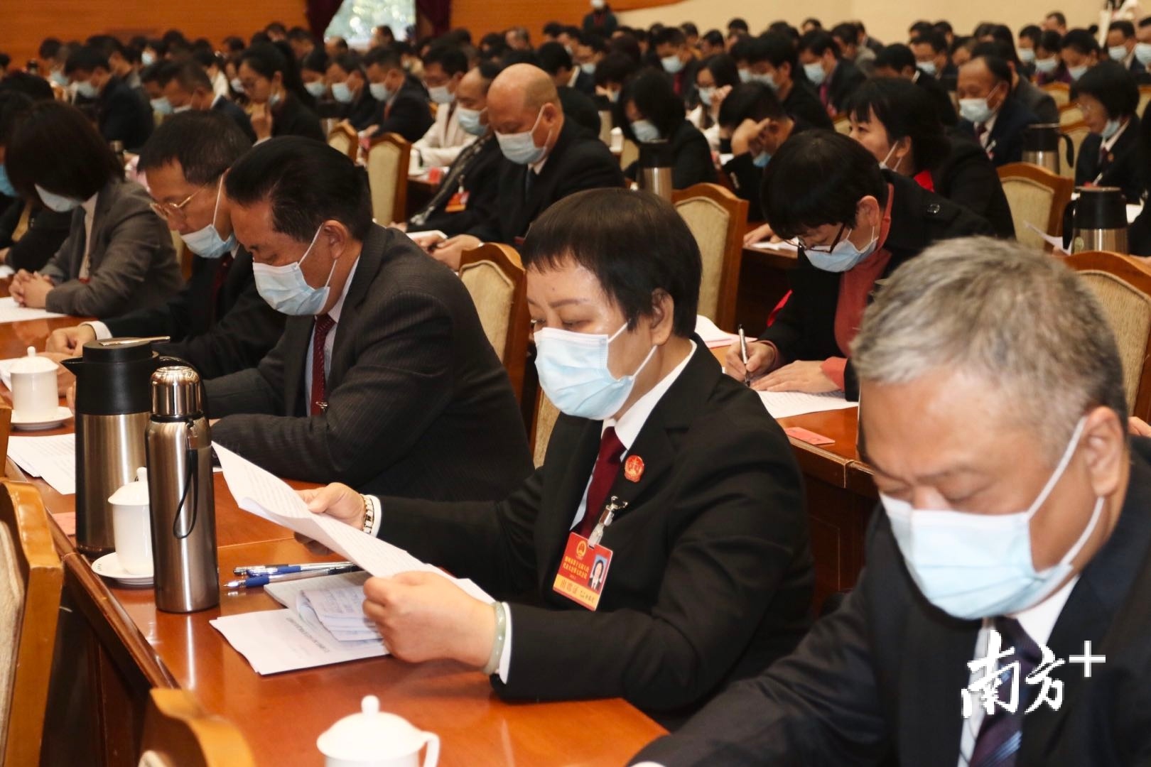 与会人员听取政府工作报告。 与会人员听取政府工作报告。