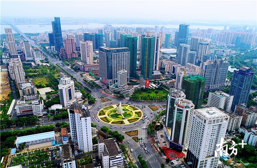 湛江经开区着力提升城市品质，塑造城市风貌，全面提升城区的颜值和内涵。李文超 梁海涯 摄