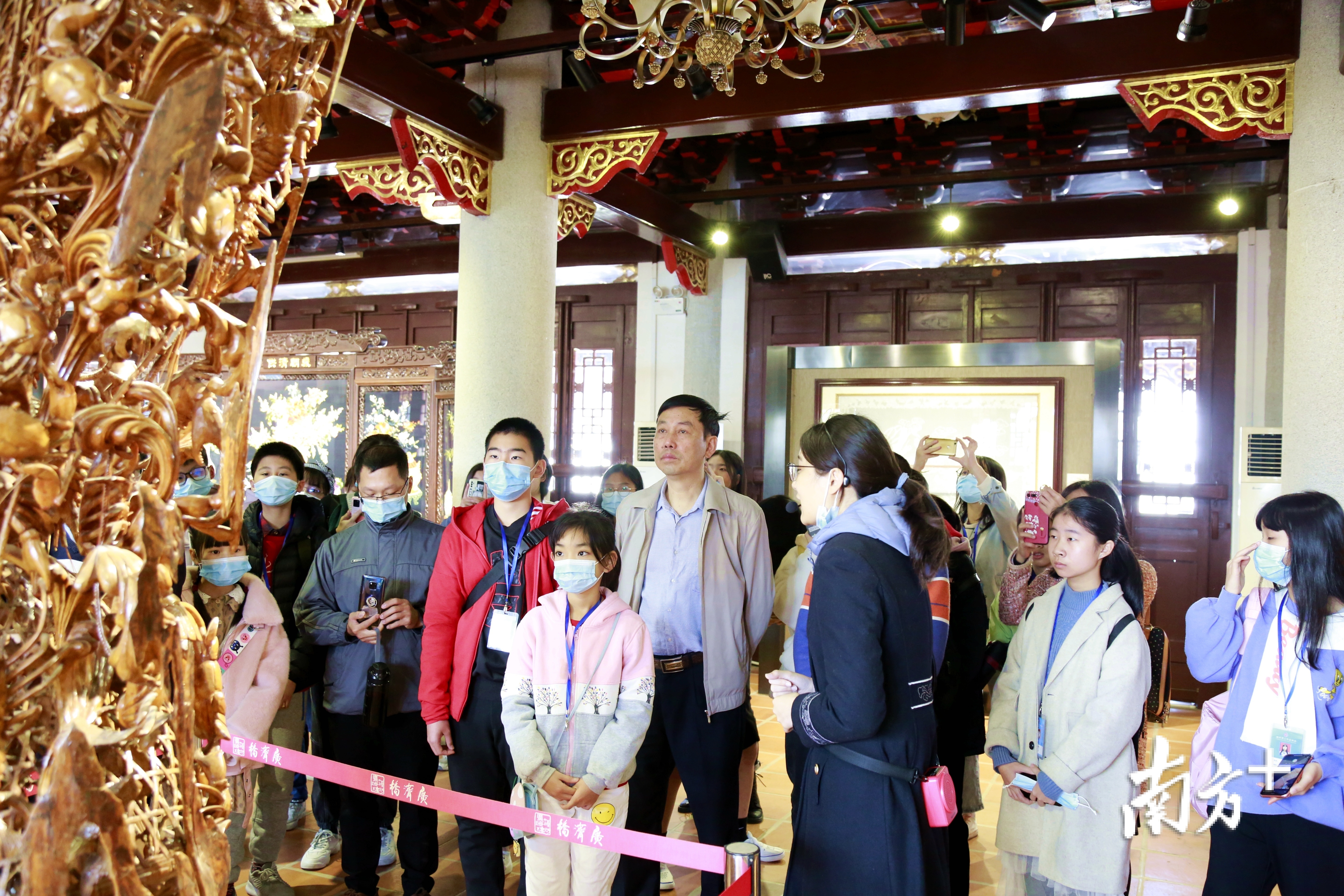 小作家们参观潮州市非物质文化遗产展览，观赏一件件精致的工艺品。