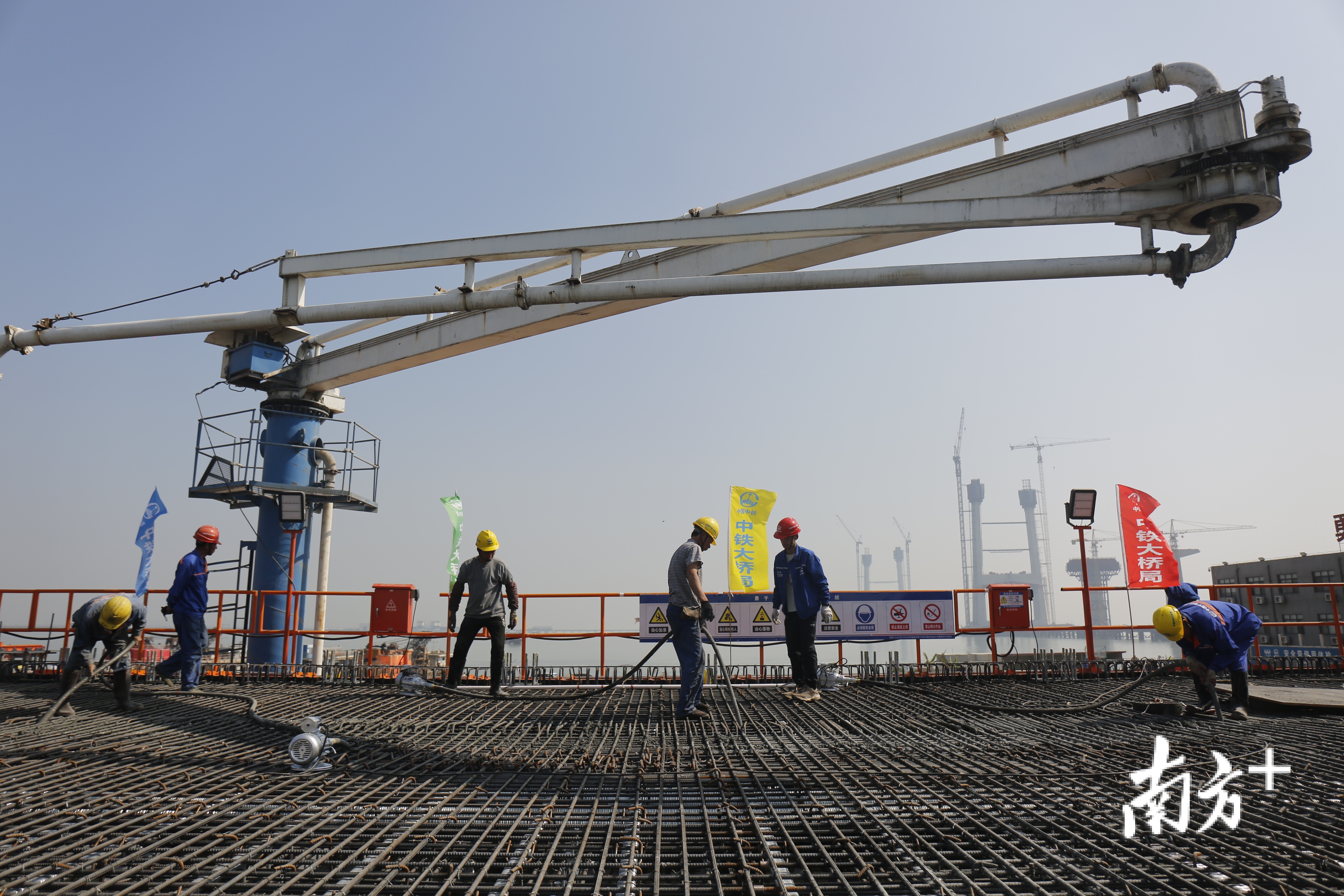 2月2日，中铁大桥局深中通道项目S07合同段智慧梁场内，深中通道首榀60米混凝土箱梁开始浇筑。