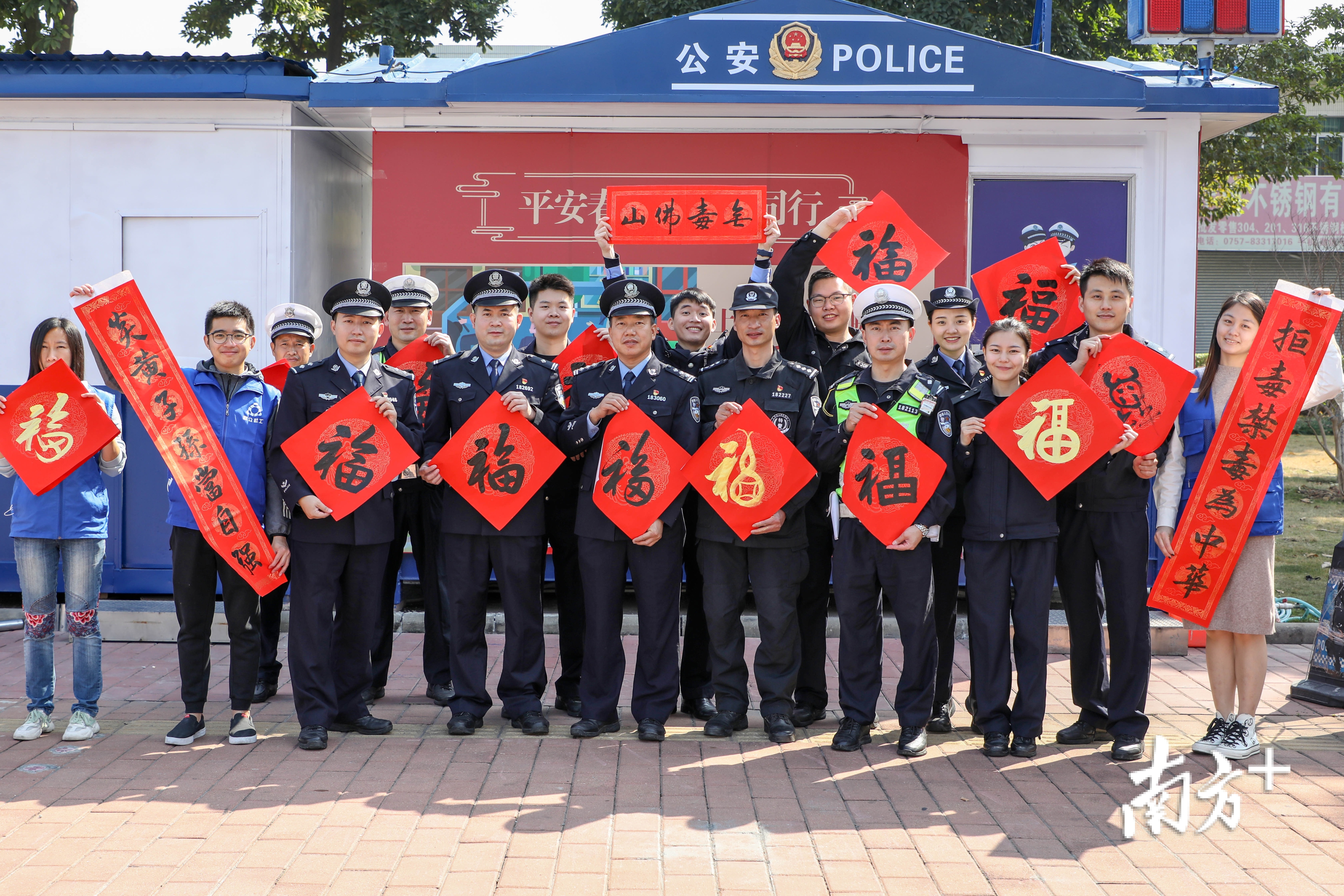 春运执勤服务点为乘客提供中途休息、饮水、急用药品等温馨服务。