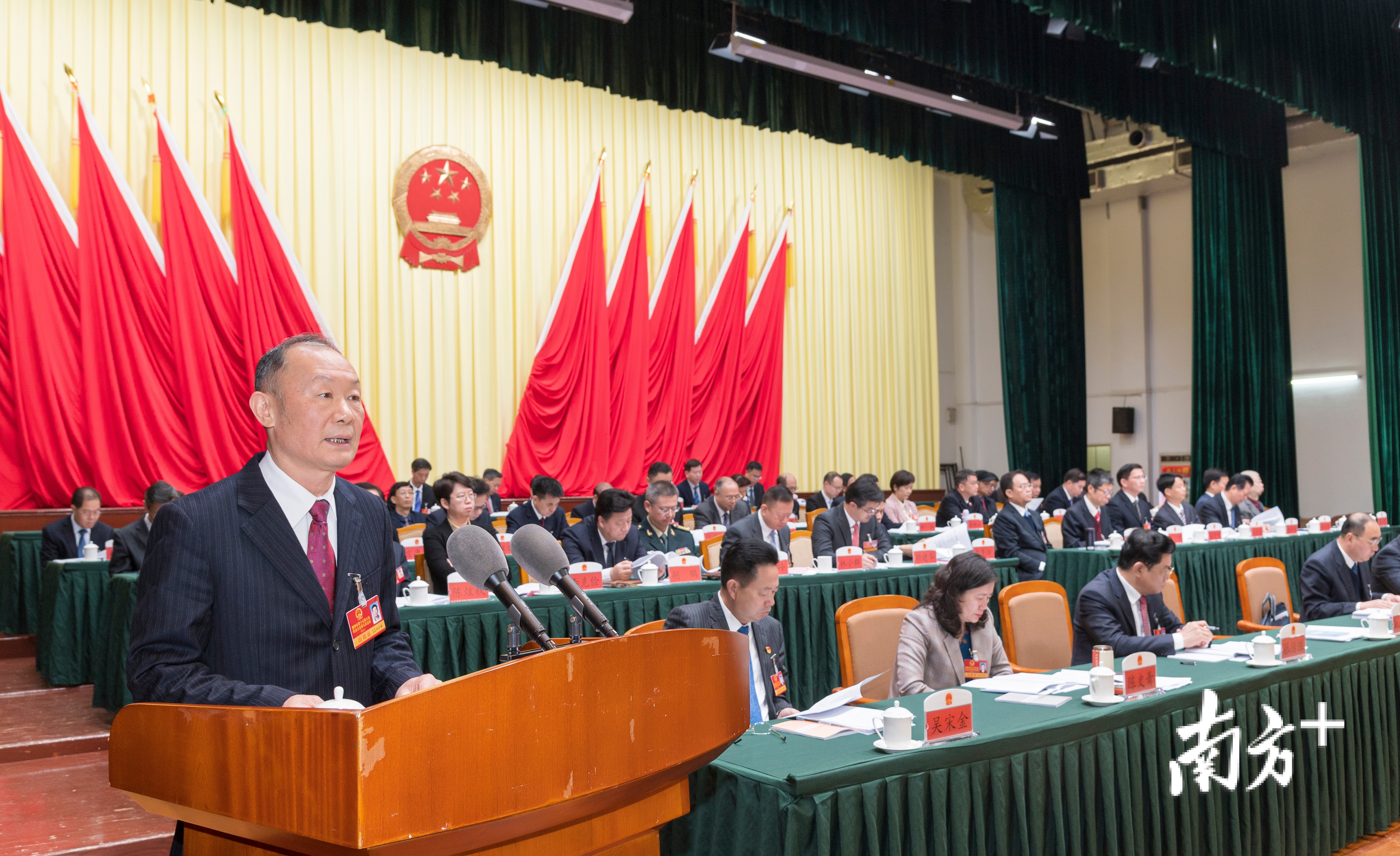 潮州市人大常委会副主任林壮森向大会作潮州市人大常委会工作报告。陈宏文 张伟雄 摄