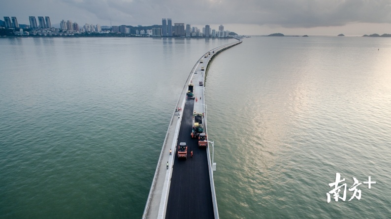 华运通达为港珠澳大桥人工岛通道加铺1.5-2.0cmGT-8高韧薄层。