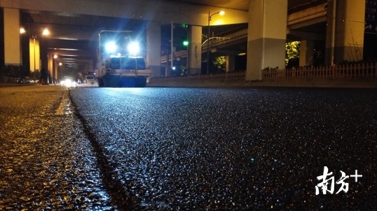 华运通达为上海延安路加铺1.0-1.2cmGT TECH高韧薄层。