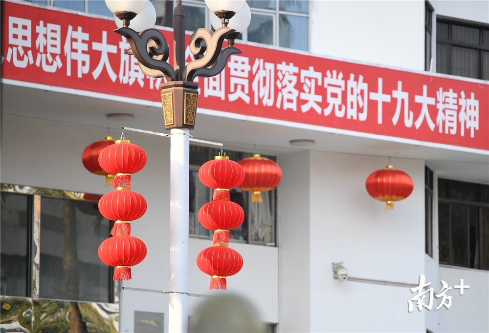 市政府大院内已挂上新灯笼。杨兴乐摄