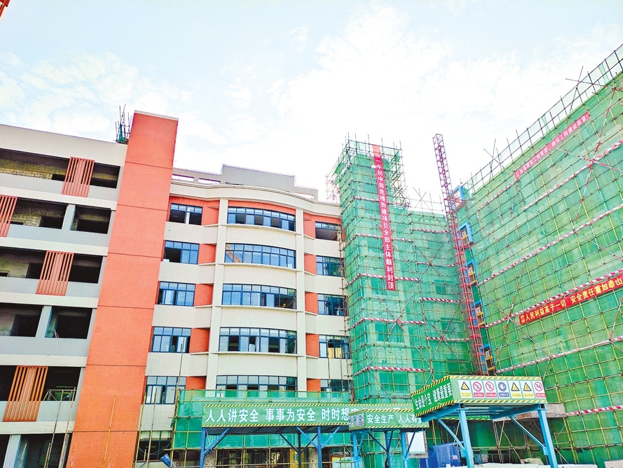 惠州一中南湖校区（初中部）危楼拆建现场。