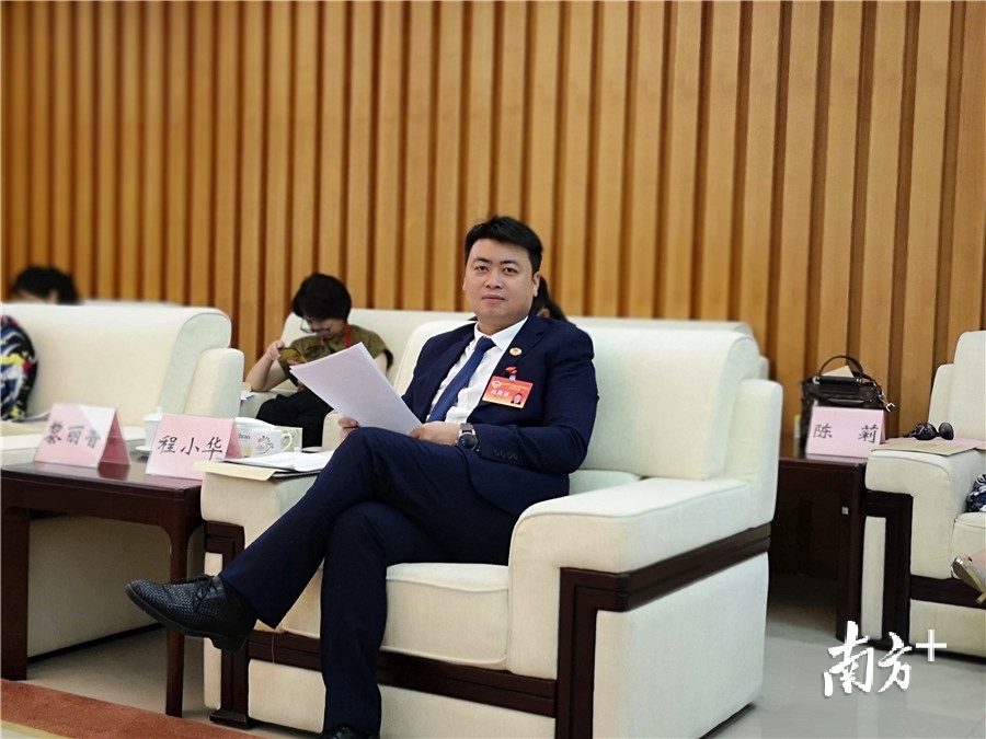 东莞两会委员说程小华建立应急医用物资长效管理机制