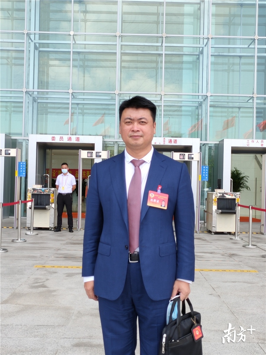 东莞两会委员说程小华建立应急医用物资长效管理机制