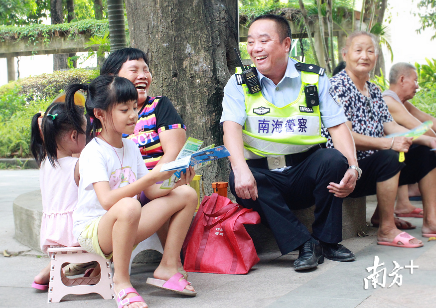 社区民警与辖区居民促膝交谈。