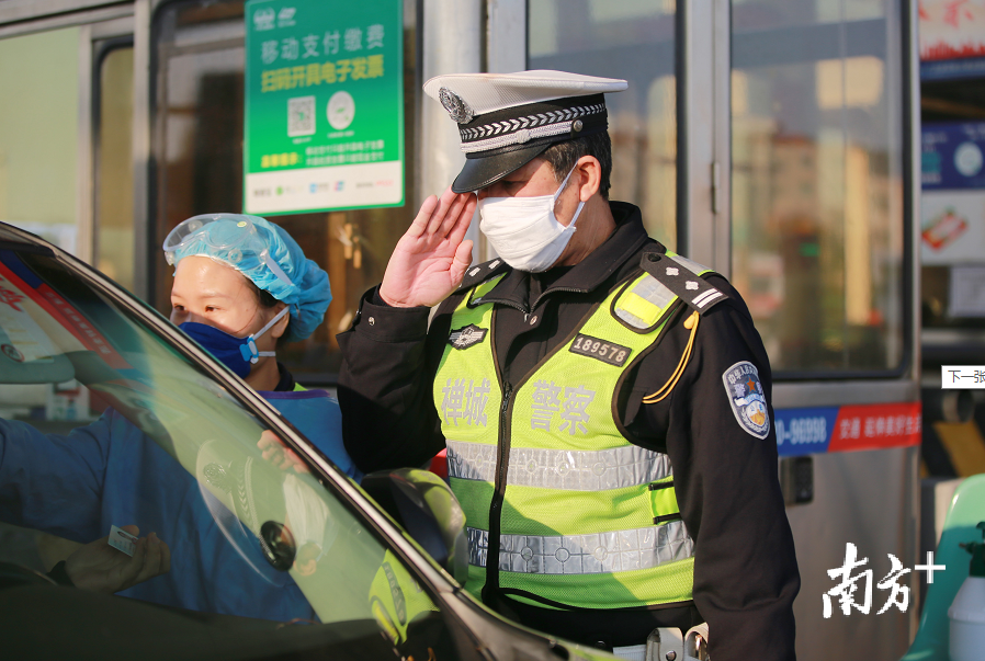 民警展开防疫检查。