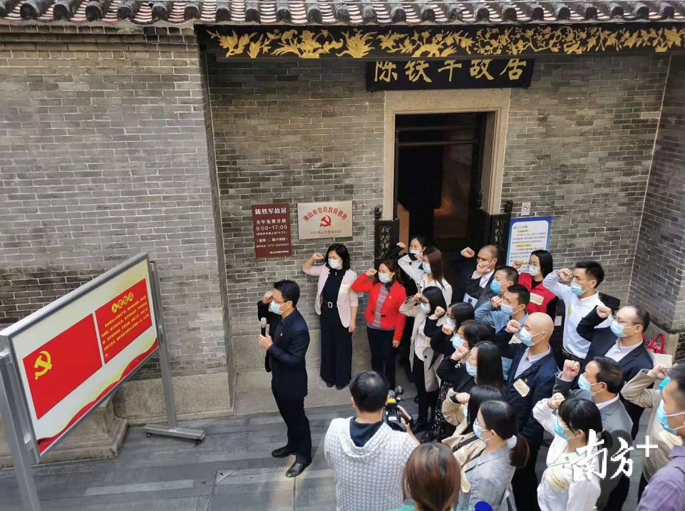 学员们重温入党誓词。 学员们重温入党誓词。