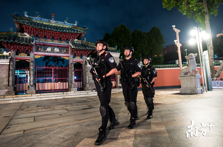民警开展巡逻。