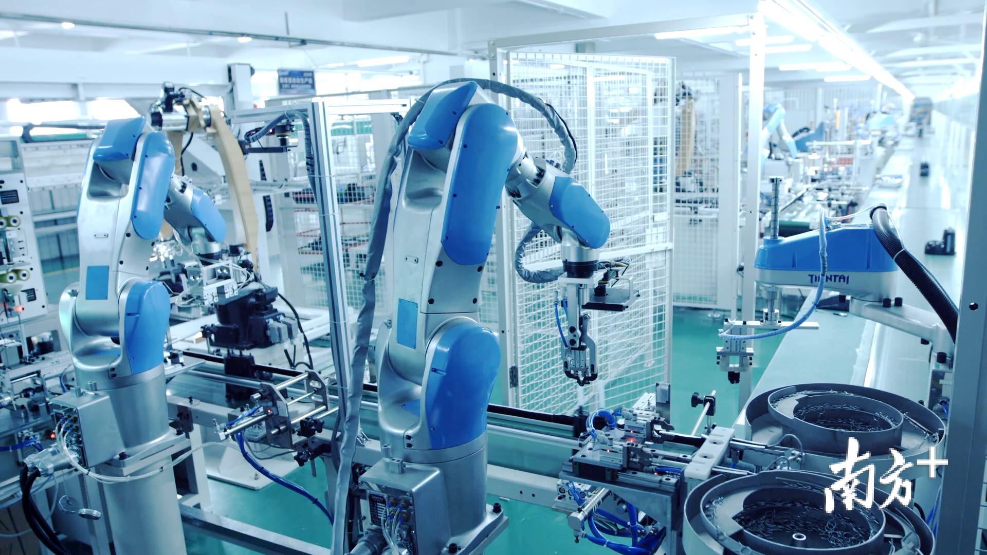 新宝自主开发的“产业链中央监控体系”，图为新宝电器自动化生产线。新宝股份供图