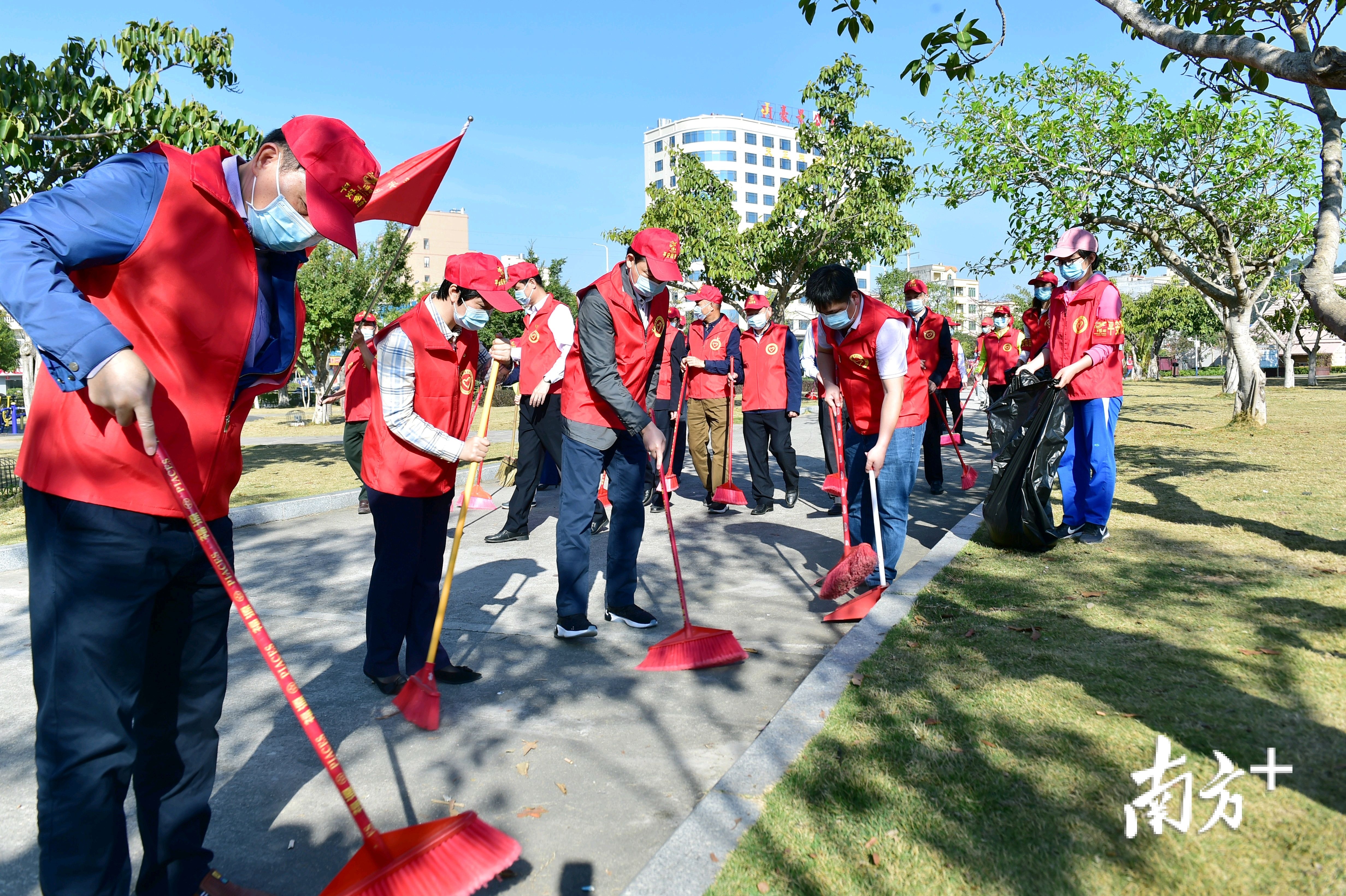干干净净过大年阳西县开展迎新春环境卫生大清扫活动