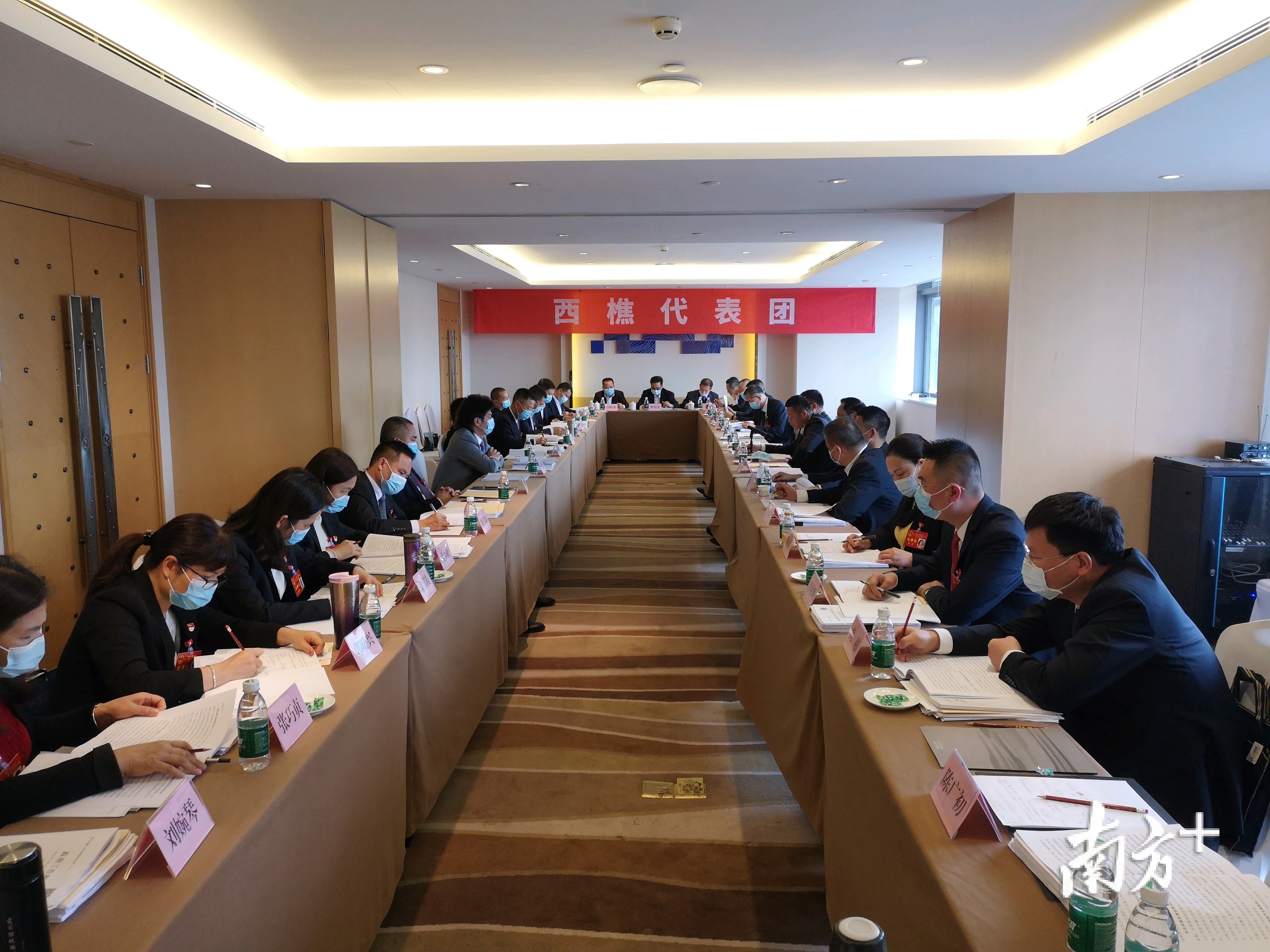 人大代表热议西樵镇发展。卢浩能摄