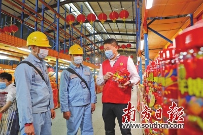 东莞供电局工作人员走访年货生产企业，了解生产用电需求。