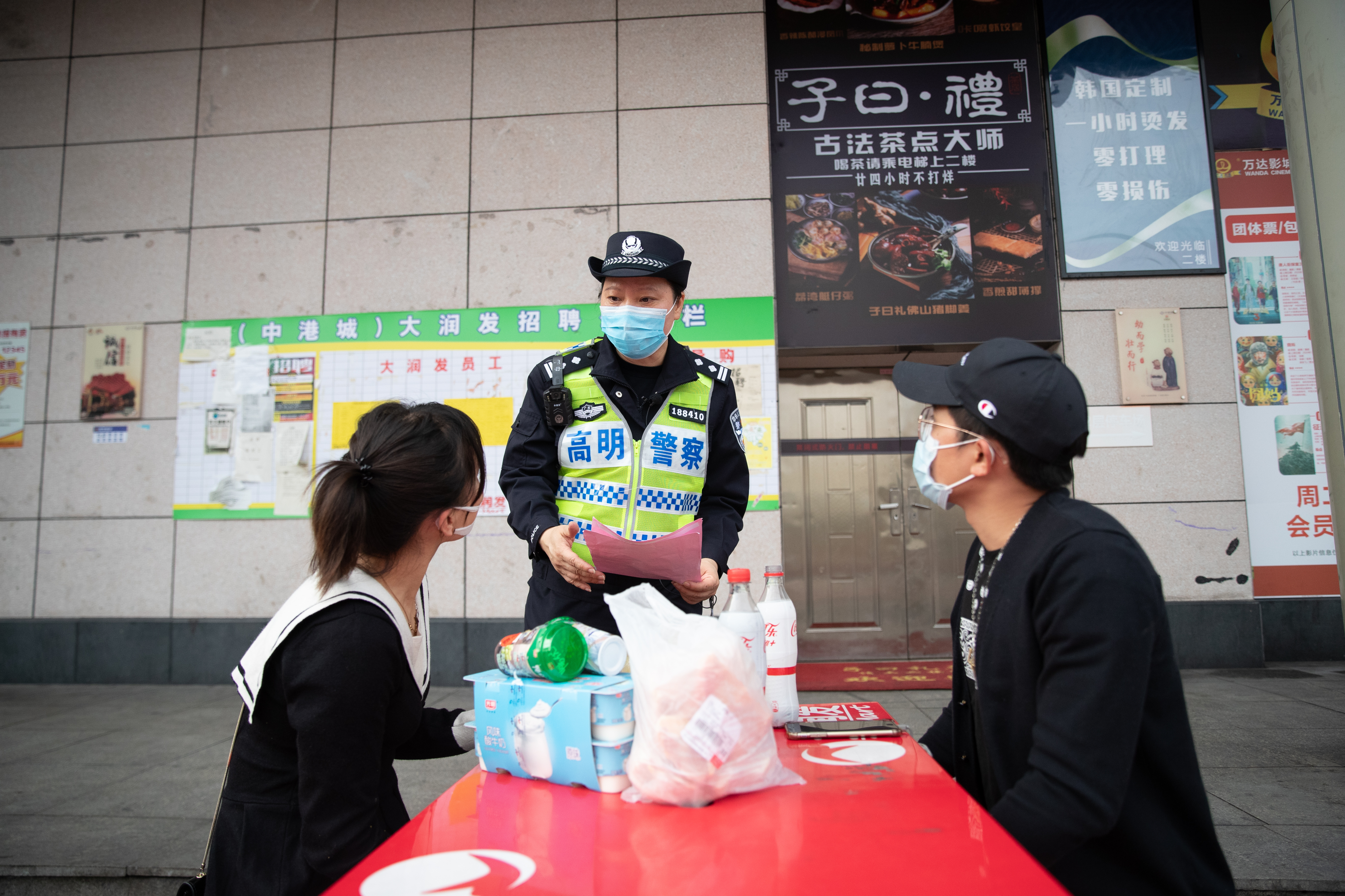 高明民警到辖区内进行疫情防疫宣传检查。 袁武摄