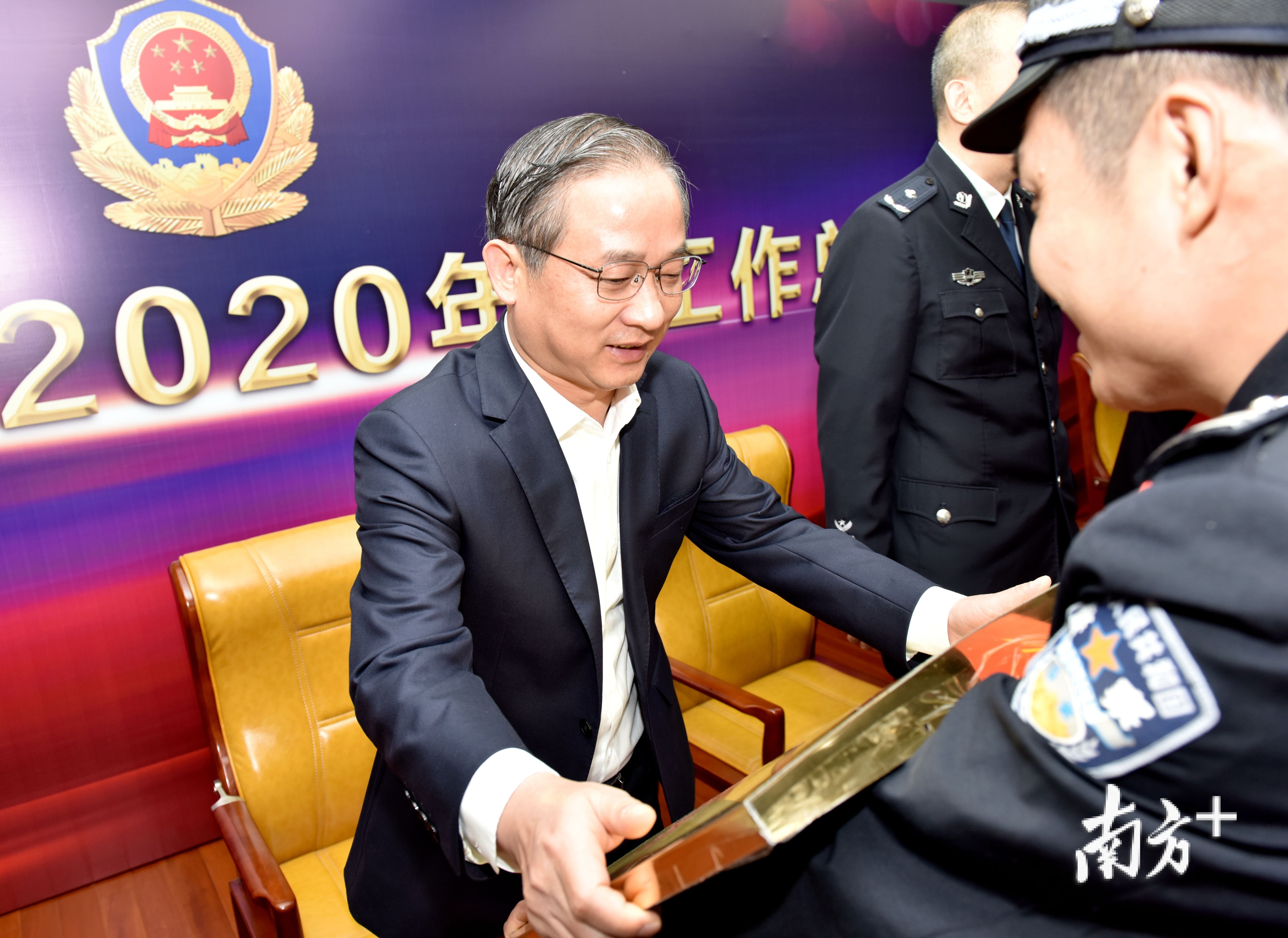 三水区委书记胡学骏向获奖者颁奖