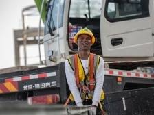 留下过个广东年② | 深圳机场顶上建筑工人，在工地上也能过个四川年