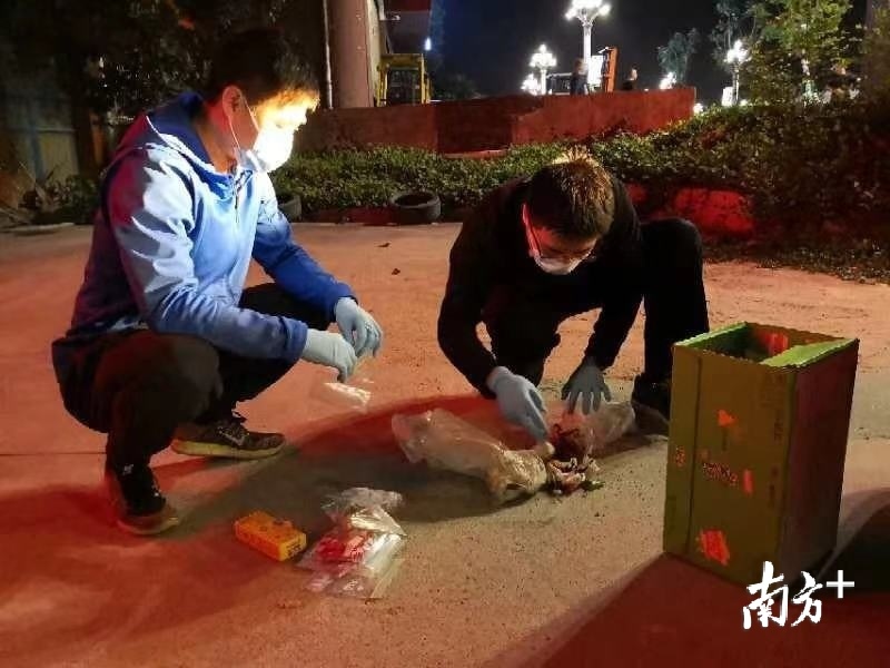 刑侦民警在案发现场勘查现场。