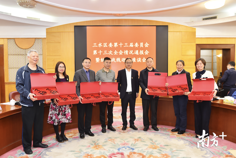 胡学骏代表区委区政府向三水统战人士代表赠送“福”字挥春,共迎佳节、共话发展。三水区委统战部供图 胡学骏代表区委区政府向三水统战人士代表赠送“福”字挥春,共迎佳节、共话发展。三水区委统战部供图