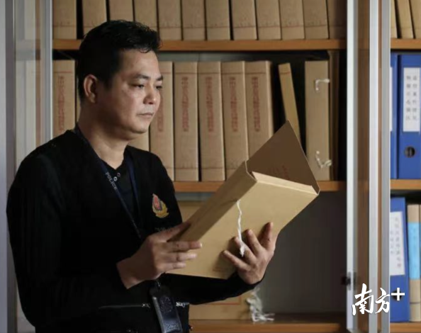顺德区公安局刑事侦查大队二中队中队长陈家辉。