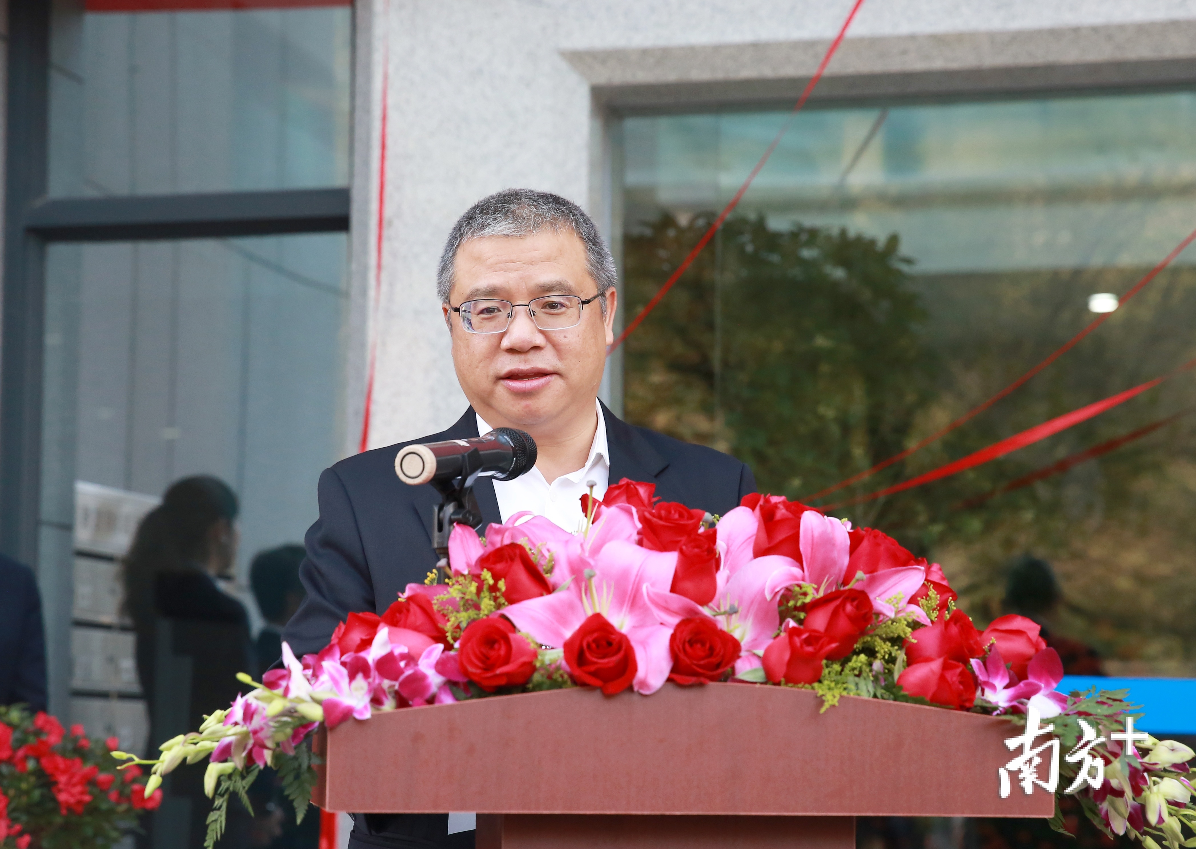 松山湖党工委副书记、管委会副主任黄晨光主持活动