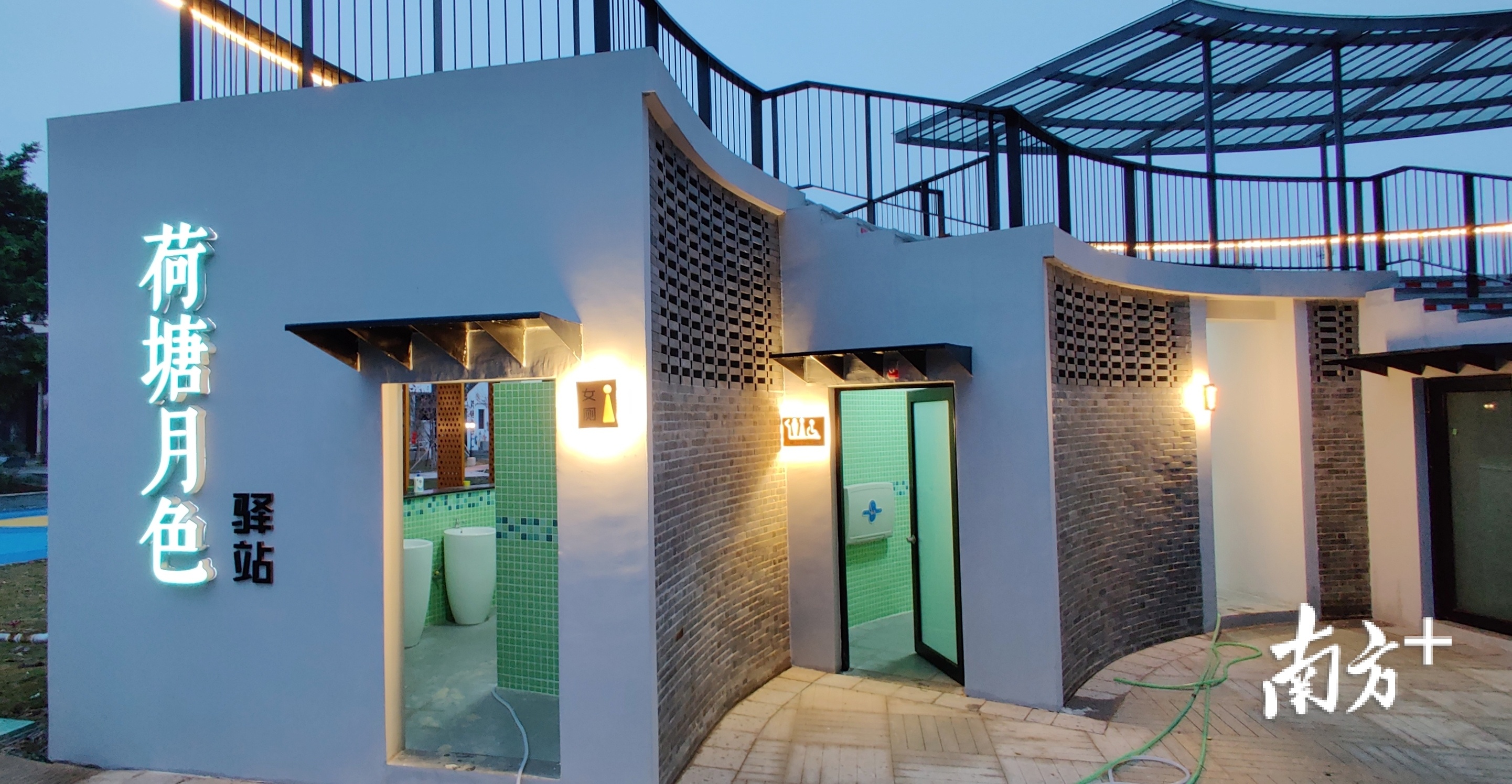 目前,荷塘月色已设置驿站、儿童游乐区等,以便更好服务游客。戴惠甜 摄 目前,荷塘月色已设置驿站、儿童游乐区等,以便更好服务游客。戴惠甜 摄