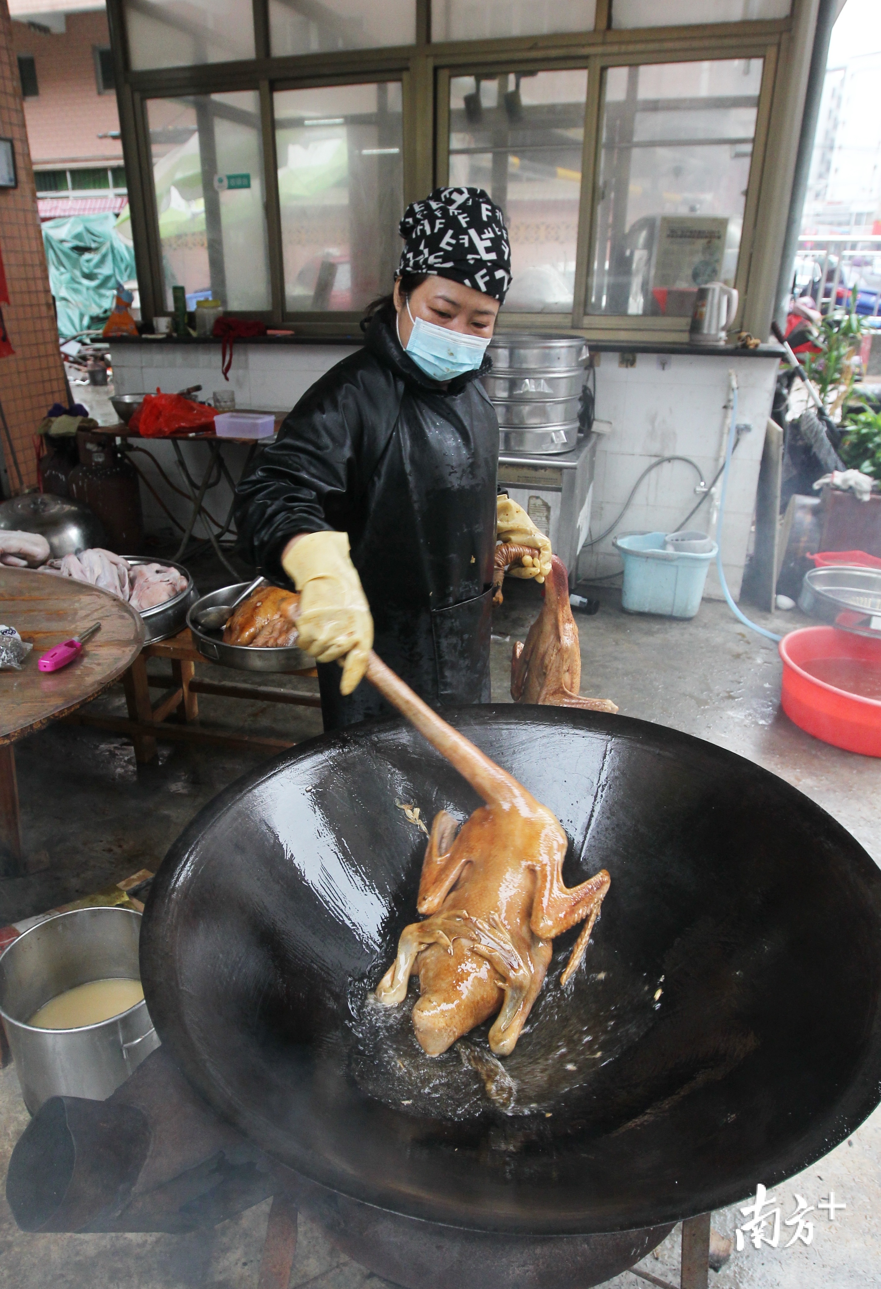 “蒸年鹅”是樟木头客家人年夜饭中的主菜，完完整整的肥鹅象征着来年丰衣足食。