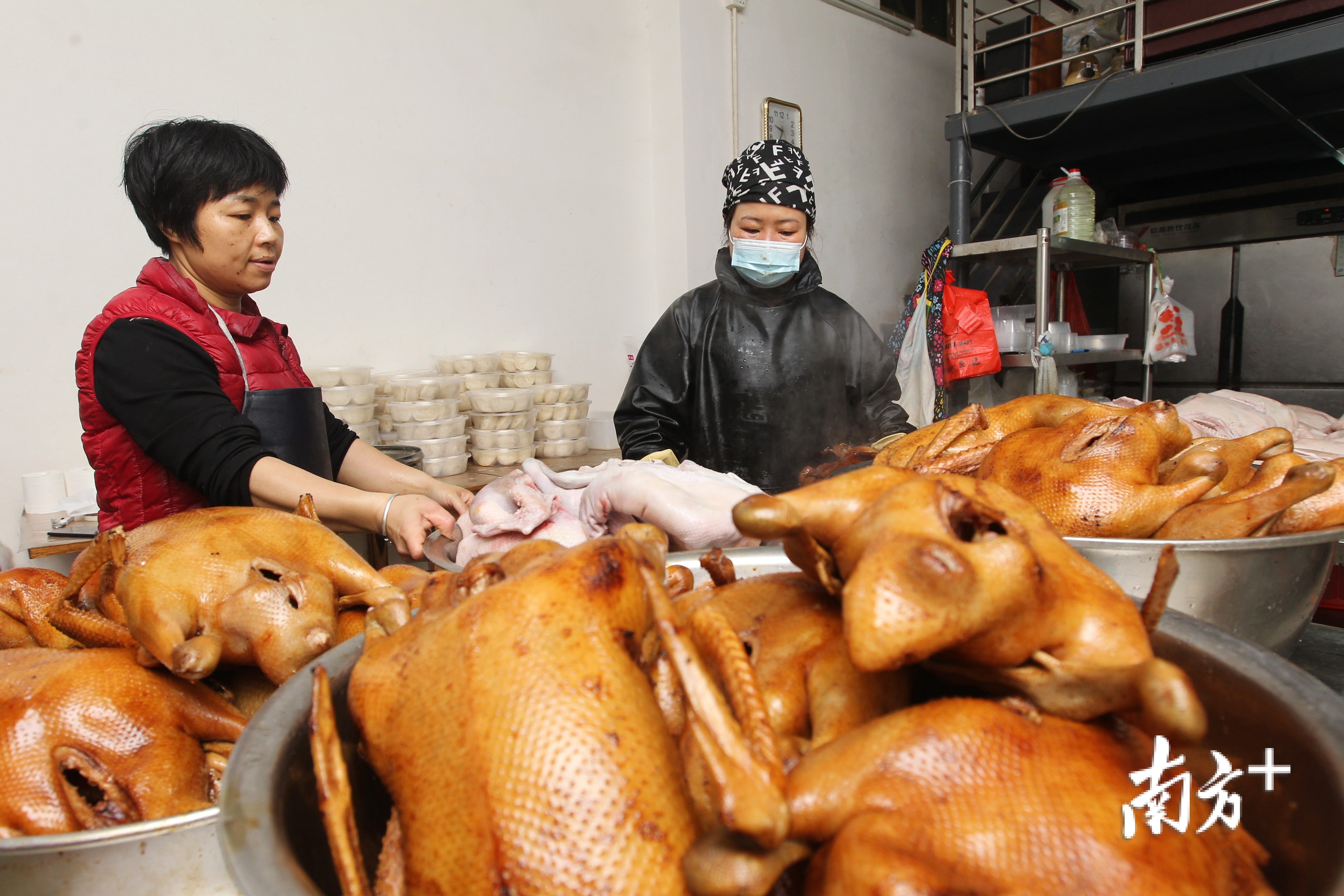“蒸年鹅”是樟木头客家人年夜饭中的主菜，完完整整的肥鹅象征着来年丰衣足食。