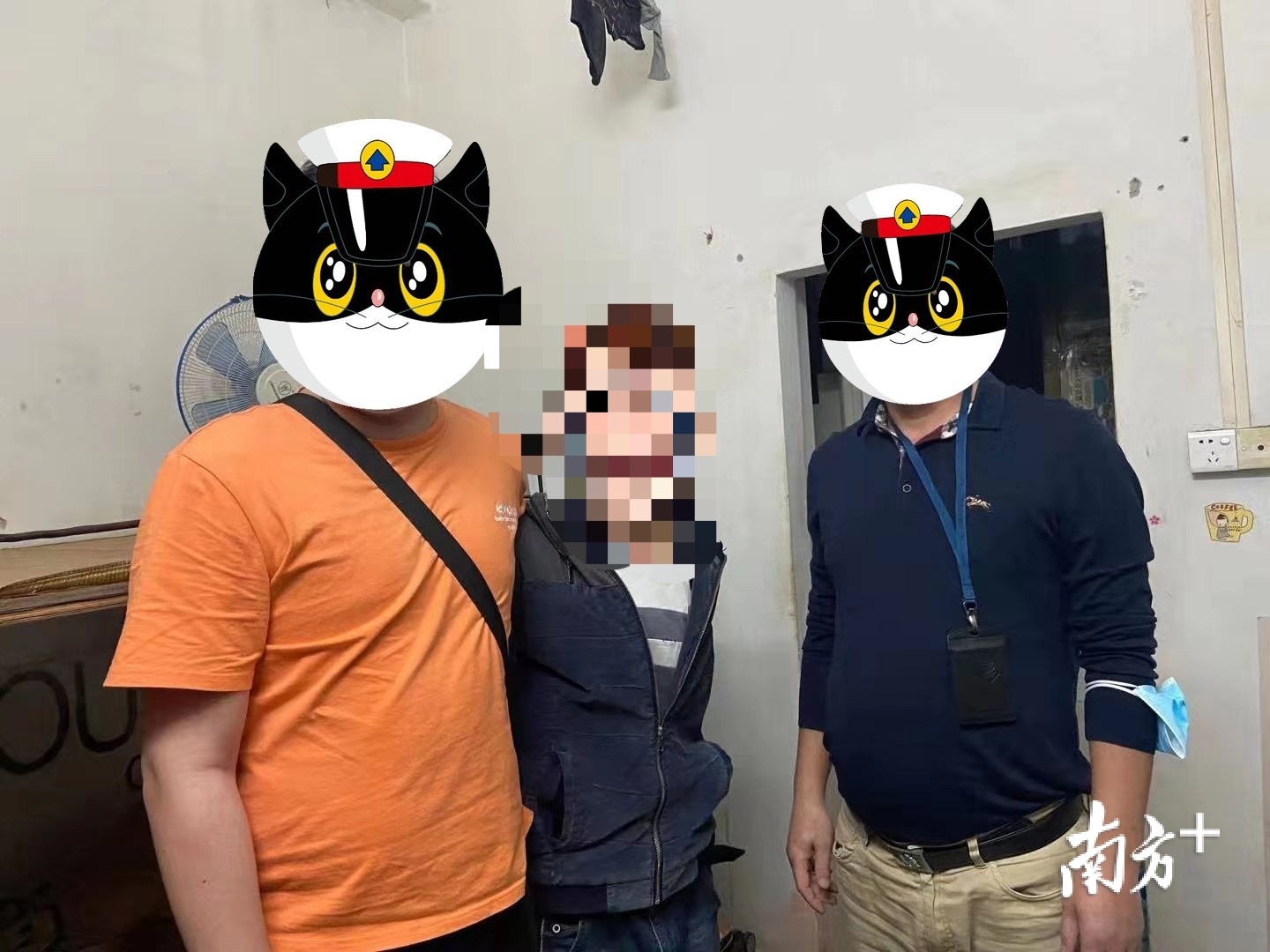 三角警方缴获部分涉案银行卡。