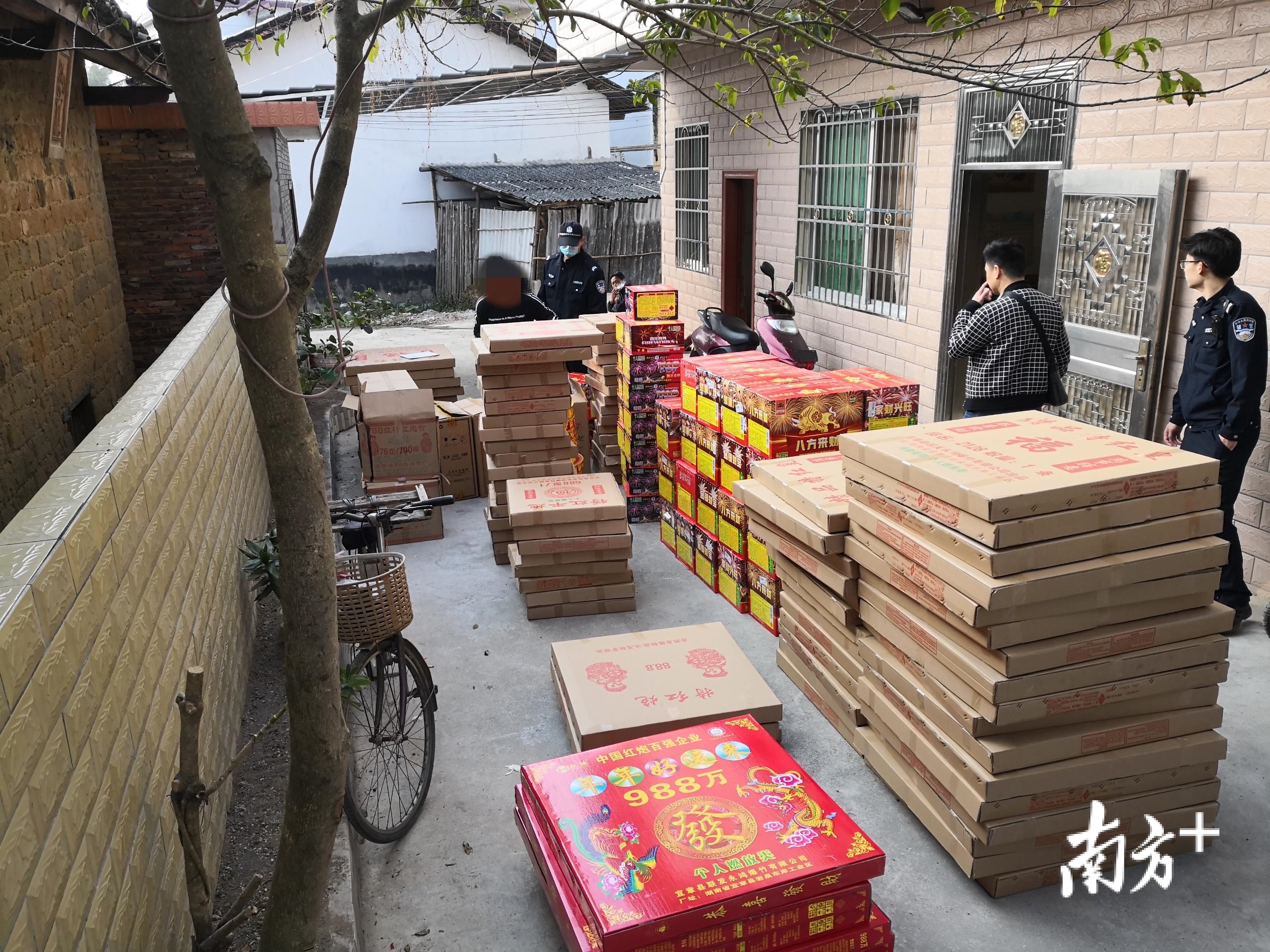 韶关乐昌一村民非法储存百余件烟花爆竹，公安：拘！