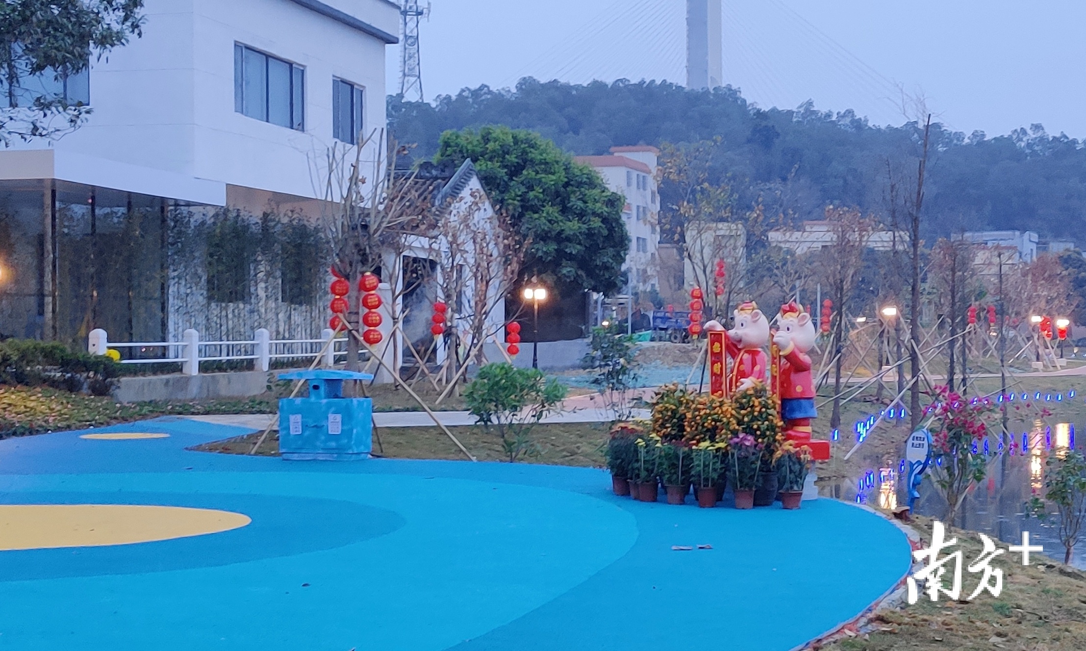 目前,荷塘月色已设置驿站、儿童游乐区等,以便更好服务游客。戴惠甜 摄 目前,荷塘月色已设置驿站、儿童游乐区等,以便更好服务游客。戴惠甜 摄