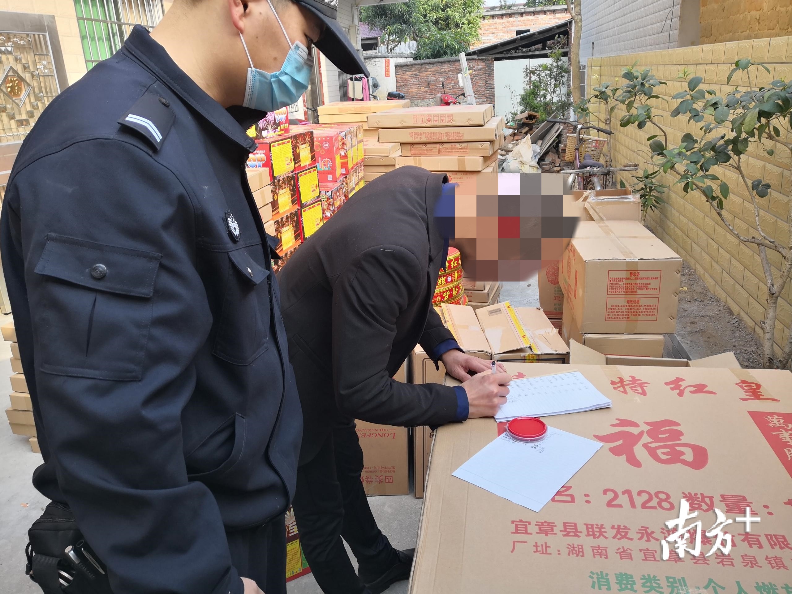 韶关乐昌一村民非法储存百余件烟花爆竹，公安：拘！