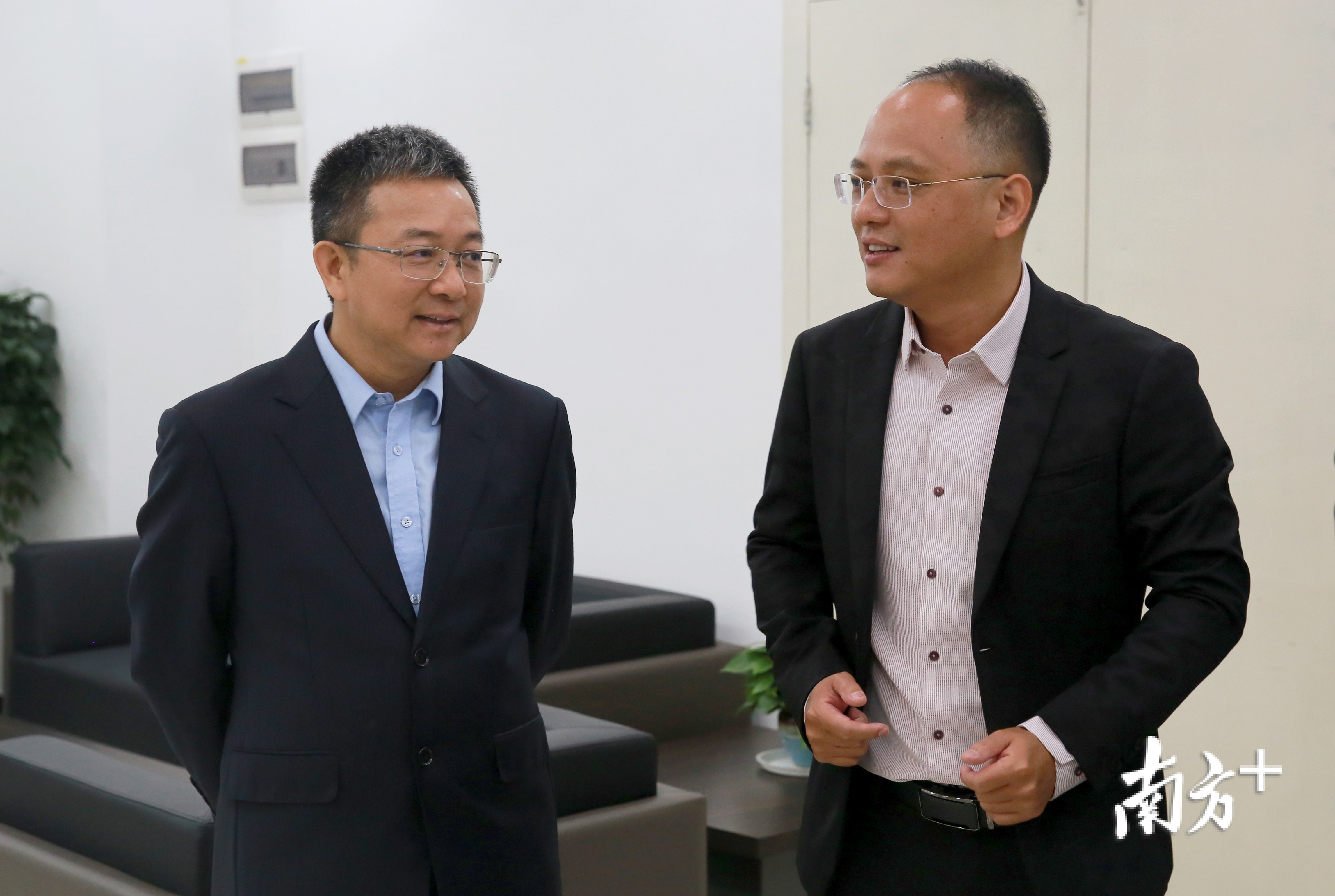 刘炜一行在东莞松山湖科学城发展集团有限公司实地参观考察