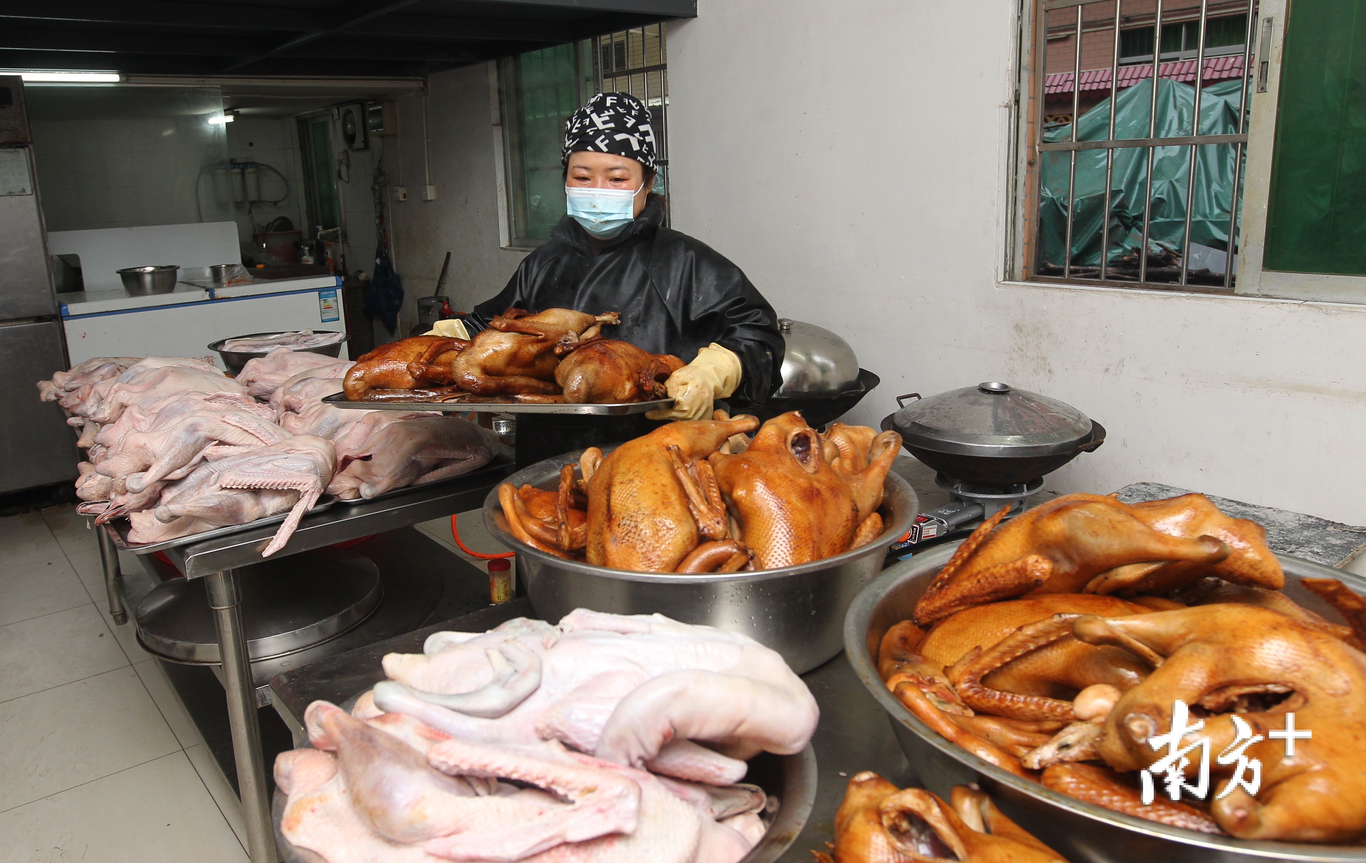 “蒸年鹅”是樟木头客家人年夜饭中的主菜，完完整整的肥鹅象征着来年丰衣足食。