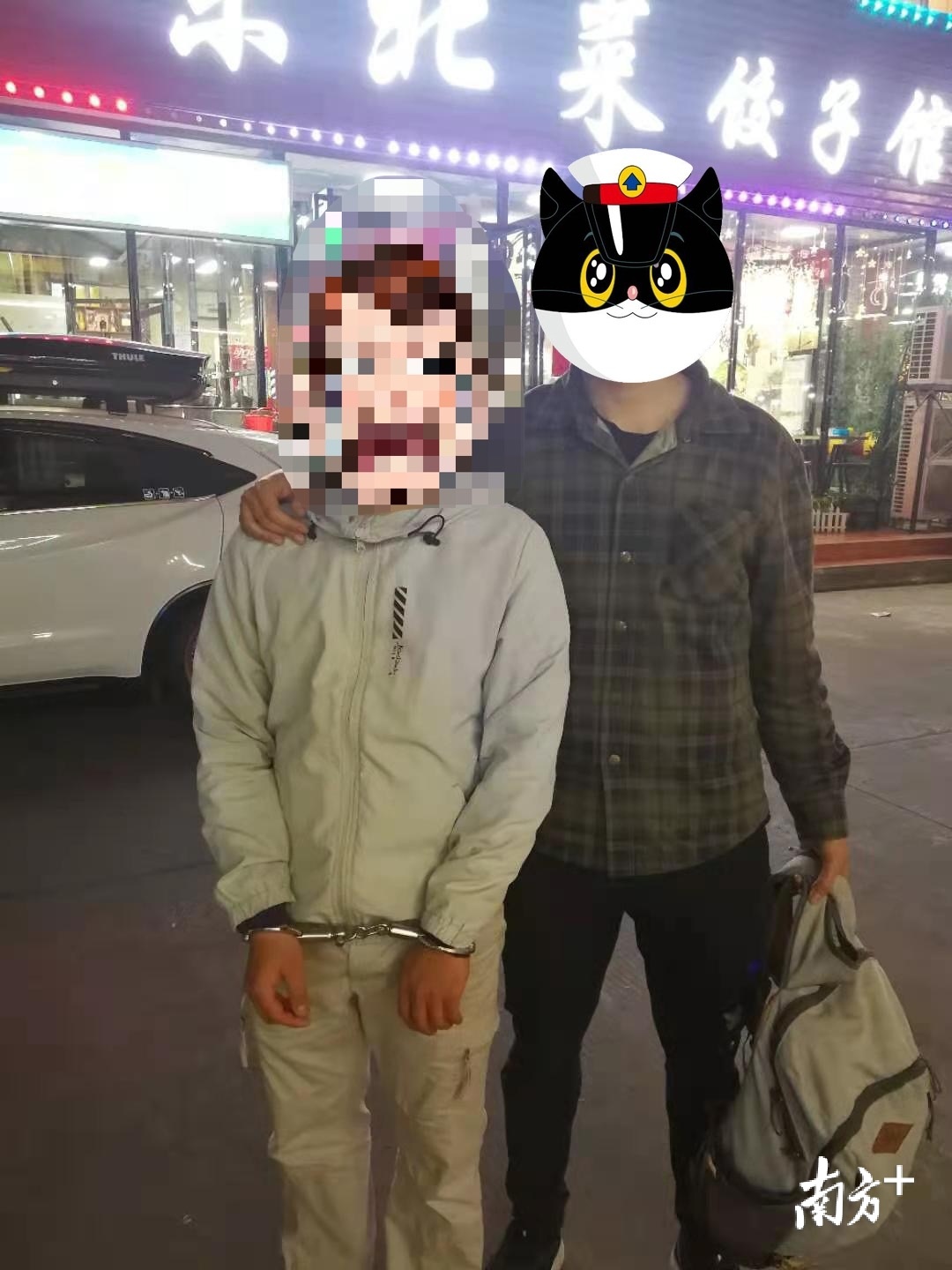 三角警方缴获部分涉案银行卡。
