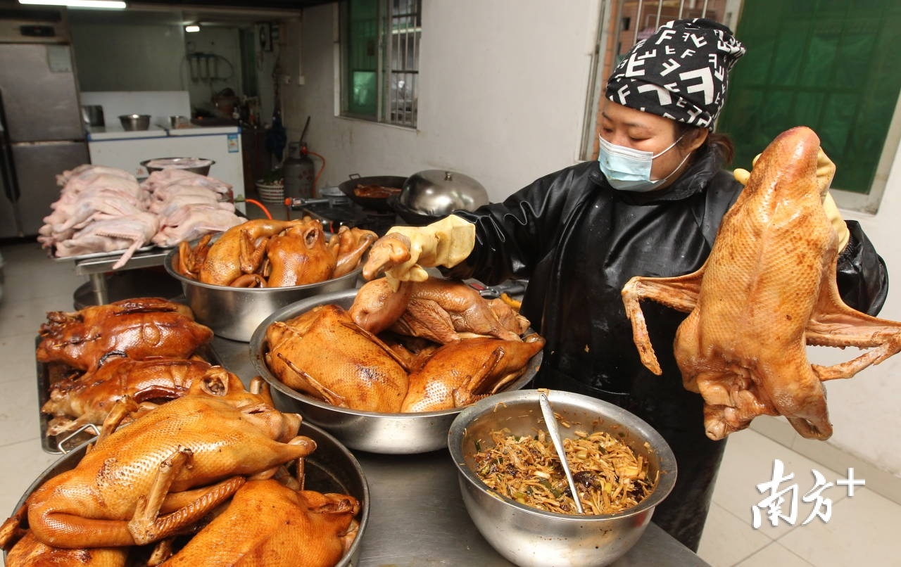 “蒸年鹅”是樟木头客家人年夜饭中的主菜，完完整整的肥鹅象征着来年丰衣足食。