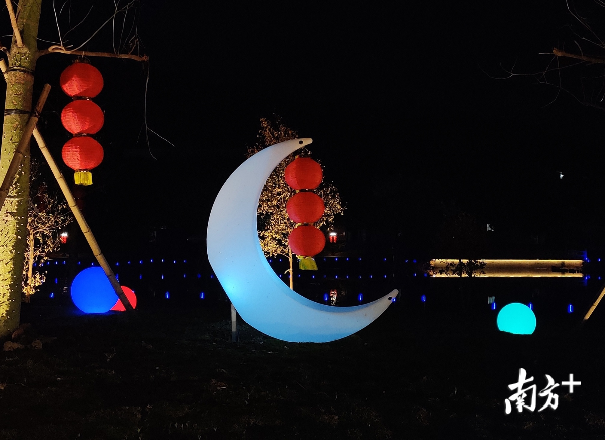 荷塘月色道路旁的装饰灯,独具水乡风情。戴惠甜 摄 荷塘月色道路旁的装饰灯,独具水乡风情。戴惠甜 摄