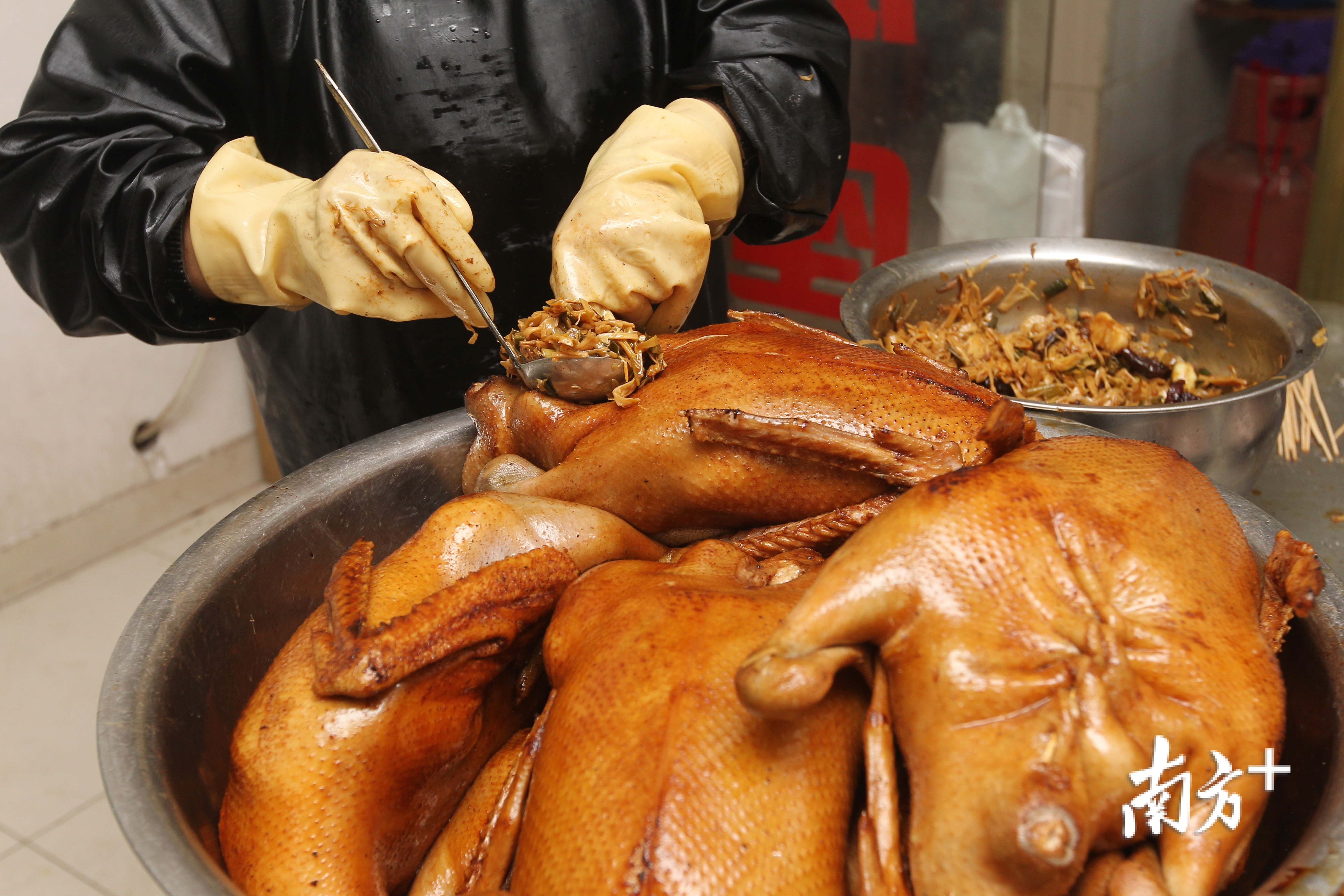 “蒸年鹅”是樟木头客家人年夜饭中的主菜，完完整整的肥鹅象征着来年丰衣足食。