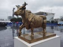 许鸿飞新作《福牛奋发》花城广场亮相，还有15件大型雕塑