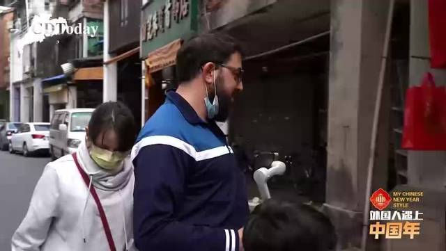 以色列前跳伞兵定居东莞18年，办网站、拍视频推广中国年味年俗