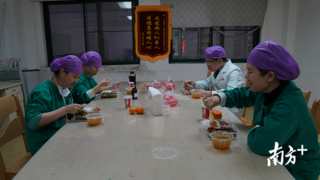 除夕夜的坚守，医护人员与家人的“云年夜饭”｜云上全家福