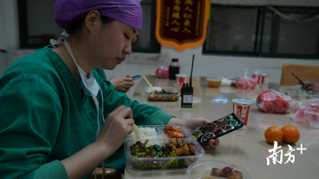 除夕夜的坚守，医护人员与家人的“云年夜饭”｜云上全家福