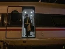 除夕的第一趟动车司机：“能安全抵达目的地，就是最满足时刻”