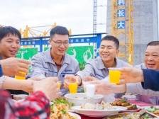 超级工程“海上年夜饭”：深中通道建设者坚守岗位过大年