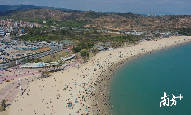 大亚湾黄金海岸景区迎来众多游客。通讯员供图 大亚湾黄金海岸景区迎来众多游客。通讯员供图