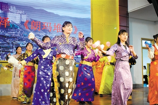 活动现场，藏族学生倾情演出。